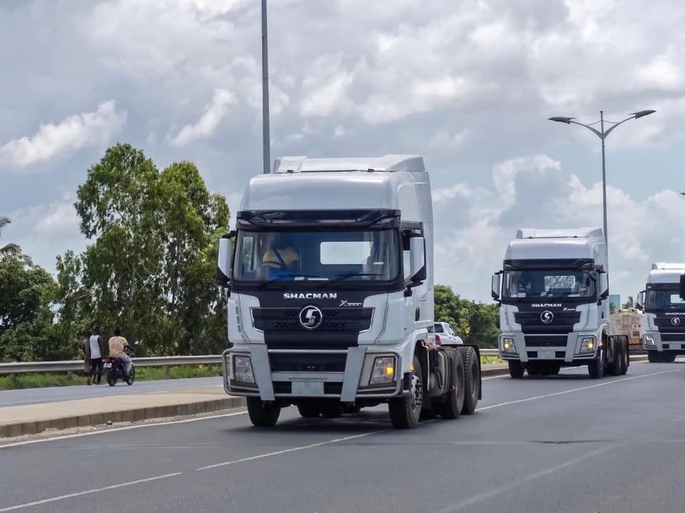 SHACMAN Traktor Kepala 450HP 6X4 X3000 Traktor Truk Kanan Drive Untuk Tanzania