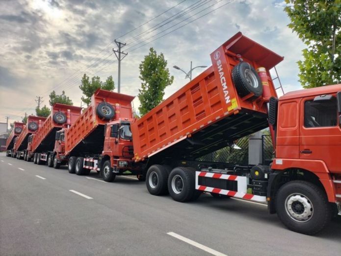 Neon Red Heavy Dump Truck Collision Mitigation System 25T Kapasitas 6x6 6x4 8x4 Drive Jenis 12 Roda 1800 3200 1350mm Wheel