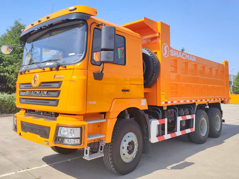 Truk dump dengan kapasitas 20 meter kubik dan fitur keselamatan canggih termasuk sistem mitigasi tabrakan